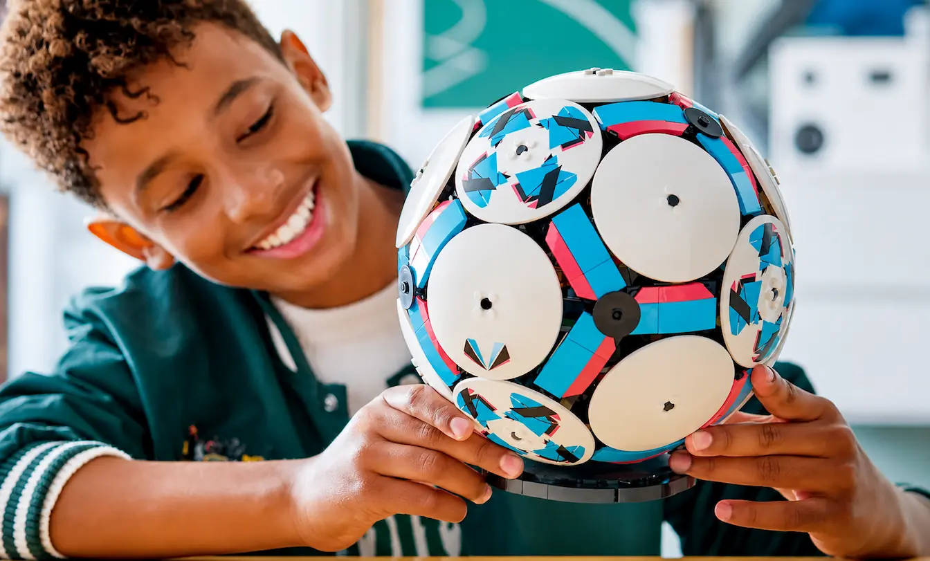 Réplica da bola de futebol da Copa de Mundo com 1.498 peças feitas com peças de LEGO