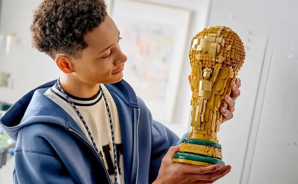 Réplica do troféu da Copa do Mundo de Futebol feito com 2.842 peças de LEGO