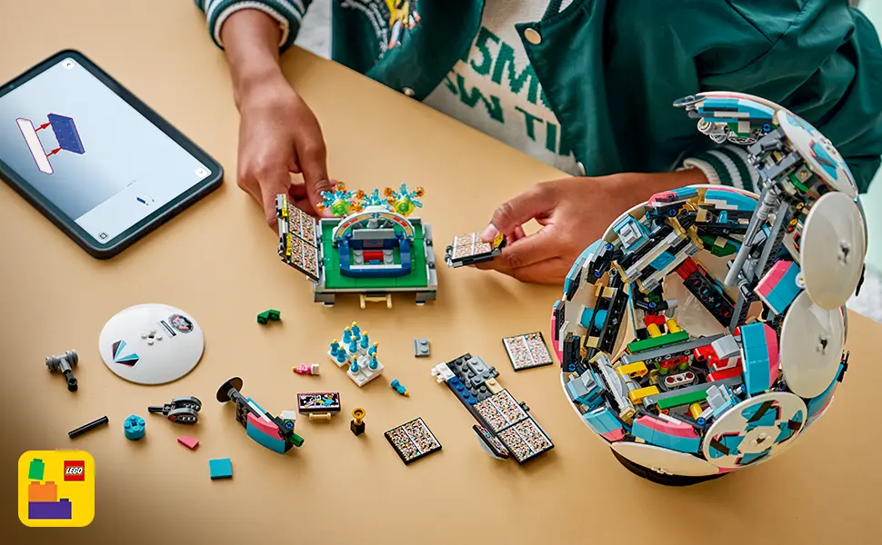 LEGO Editions Bola da Copa sendo montada com mais de 1.400 peças